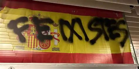 Pintadas independentistas contra el español en la sede de la Unió d