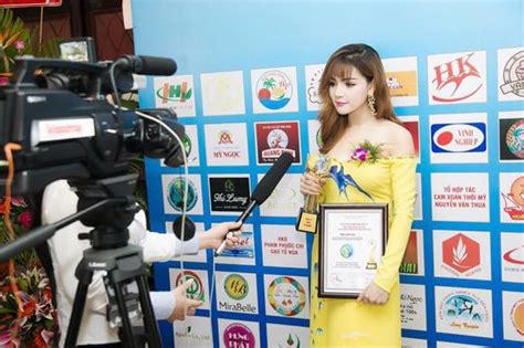 Hot girl Vy Marya thu hút mọi ánh nhìn tại lễ trao giải Vietnam Trust