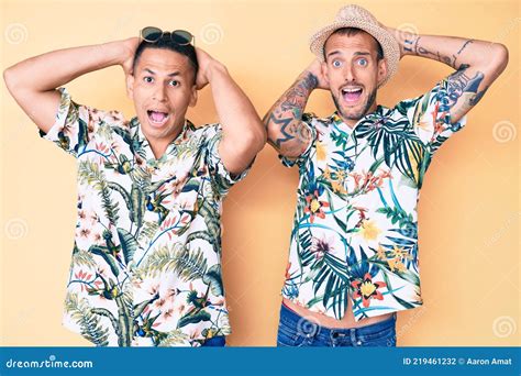Joven Pareja Gay De Dos Hombres Que Usan Sombrero De Verano Y Camisa Hawaiana Loco Y Asustado