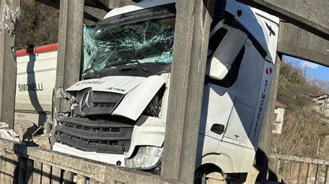 Incidente Con Mezzo Pesante Sul Ponte Del Passo Chiuso Tratto Di Regina