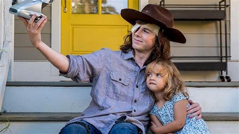 The Walking Dead Carl Et Judith Les Photos émouvantes De La Suite De La Saison 8 Premiere Fr