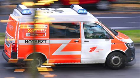 K Ln Auto Erfasst M Dchen Schwer Verletzt