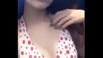 se desnuda muestra su cuerpo en un baño publico XVIDEOS