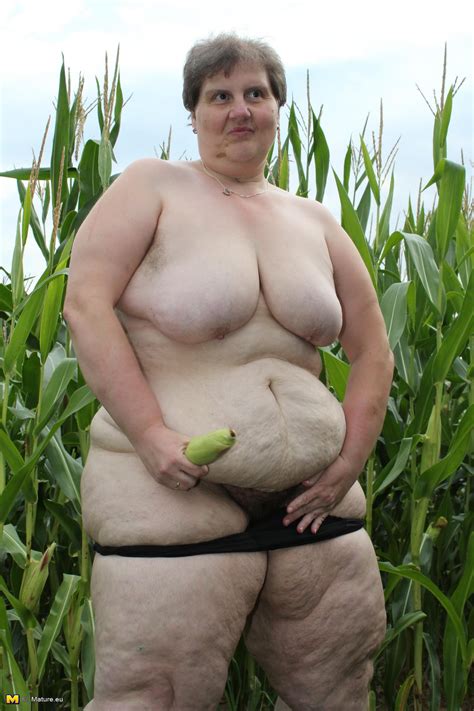 Big Mature Slut Playing In A Corn Field