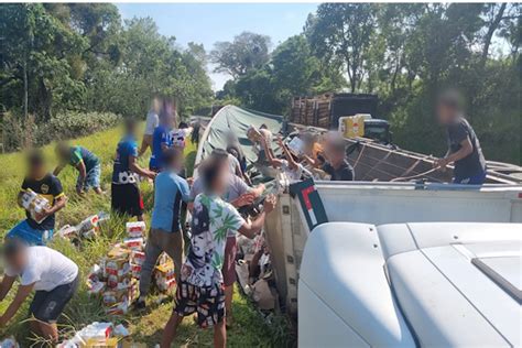 Caminhão de cerveja tomba na BR 277 e tem carga saqueada em Nova