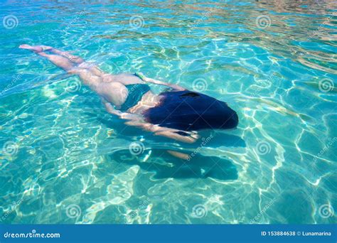 Fille De Bikini D Ibiza Nageant La Plage Claire De L Eau Photo Stock Image Du Cara Bes