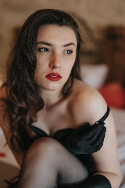 Linda Garota Em Lingerie Er Tica Senta Se Em Uma Cama Em Um Quarto Decorado Cora Es E