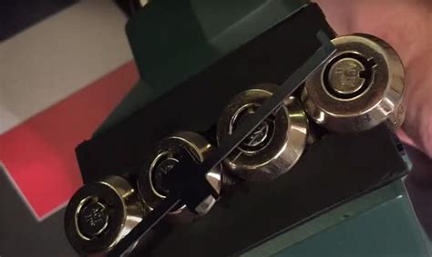 how to open a circle lock