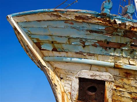 Naufragio De Un Viejo Barco Pesquero Tradicional De Madera Abandonada