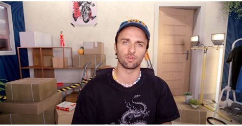 Ca Ne Me Fait Plus Du Tout Rire Squeezie R Agit Au Faux Nude De Lui Qui Circule Sur