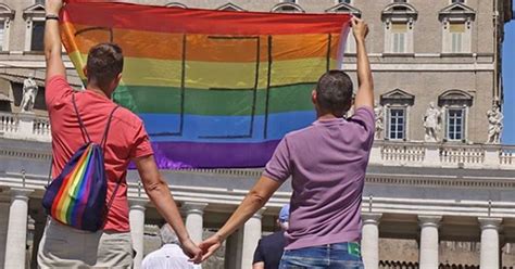 Un Couple Gay Polonais Se Rend Au Vatican Pour Demander De Laide Au Pape