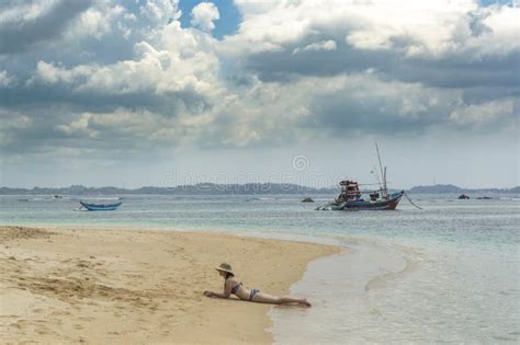 Mujer Bonita Hermosa En El Sombrero Y El Bikini Que Ponen En La Playa En El Puerto Del Pescador