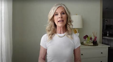 Une M Re De Quatre Enfants D Prim E Se Transforme En Une Femme Blouissante En Bikini L Ge De