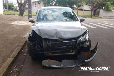 Carro capota após batida em cruzamento no centro de Umuarama