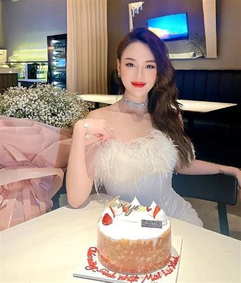 Hot girl hàng không gây chú ý khi mặc lộ eo b ắn cung Người đẹp