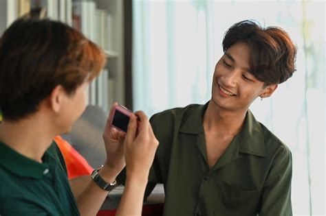 Alegre Casal Gay Tirando Uma Selfie C Mera Compacta Na Sala De Estar Bandeira Do Arco Ris