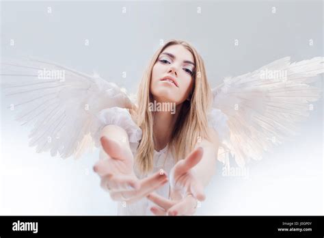 Jeune et belle fille blonde à l image d un ange avec des ailes blanches Photo Stock Alamy