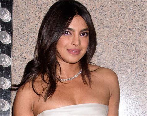 Priyanka Chopra olyan gyönyörű ruhát viselt eljegyzési partiján hogy