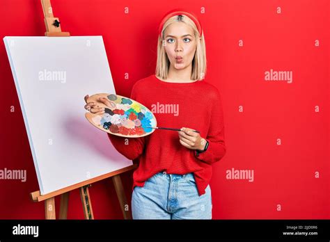 Belle Femme Blonde Debout Dessin Avec Palette Par Peintre Chevalet Stand Faire Le Visage De