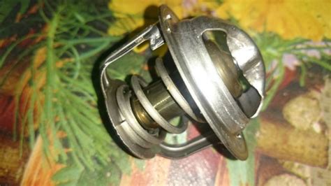 Где находится термостат в Сузуки СХ4 — 1 ответ