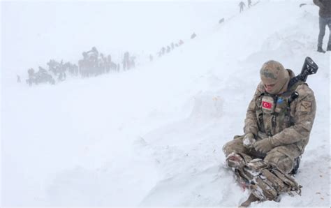 Van Bahçesaray da çığ felaketleri Kırmızılar