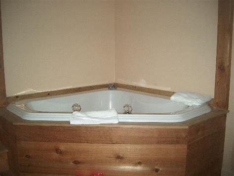 BEST Gatlinburg Hotels With HOT TUB In Room
