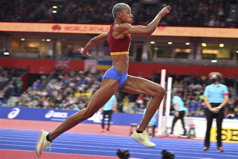 La atleta venezolana Yulimar Rojas rompe récord mundial de salto triple