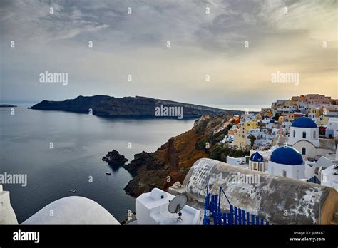 Lîle Volcanique De Santorin Lune Grecque Des Cyclades Dans La Mer
