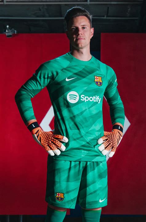 FC Barcelona 2023 24 GK 1 Kit