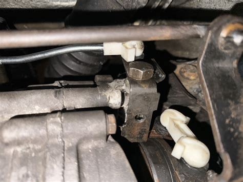 24. Замена тяг кпп и кронштейна тяги кпп — Volkswagen Golf Mk2, 1,6 л ...