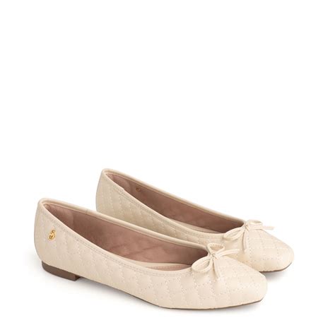 Sapatilha Nude Manteiga Costura Matelasse Losango E Rebite Ouro Bege