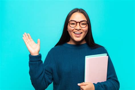 Mujer Latina Joven Que Se Siente Feliz Sorprendida Y Alegre Sonriendo Con Actitud Positiva
