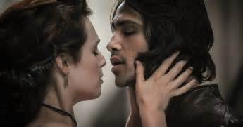 Em The Musketeers O Romance Proibido Entre Dartagnan Luke Pasqualino