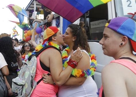Decenas de miles celebran día de Orgullo Gay a nivel mundial OnCubaNews