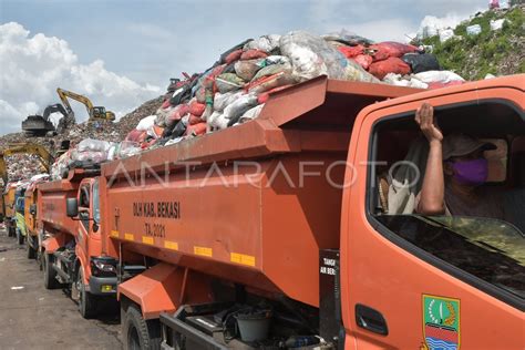 Antrean Truk Sampah Akibat Longsor In Tpa Building Antara Foto