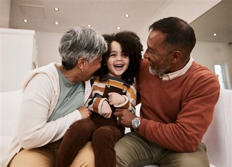 A Los Abuelos Les Encanta Re R Y Los Ni Os Felices De La Familia La