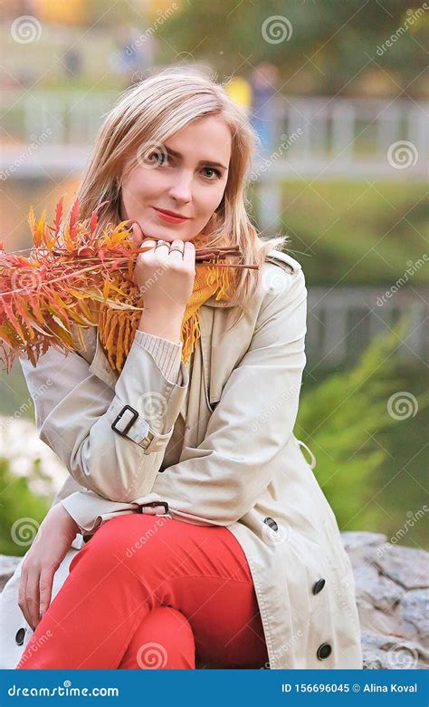 Blonde Belle Femme Dans Le Jardin D Automne Avec Bouquet Image Stock Image Du Brun Buisson