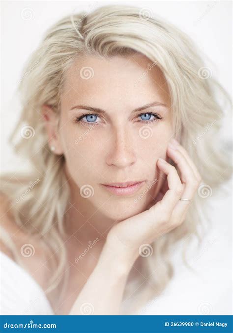 Belle Femme Blonde œil Bleu Bacground Blanc Photo stock Image du coupure languettes 26639980