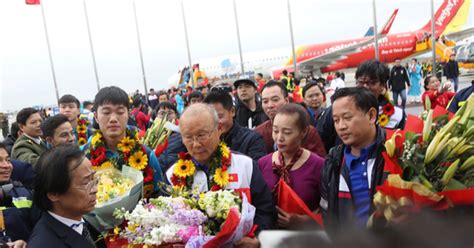 Yêu cầu xác minh xử lý màn bikini trên chuyến bay chở đội U23 VN Tuổi Trẻ Online