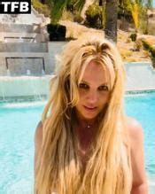Britney Spears Sexy Poses Topless Covering Her Tits With Her Hair By The Poolside On Social