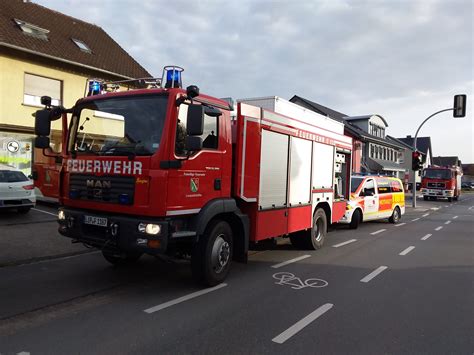 35 22 TH 1 Person hinter Tür Freiwillige Feuerwehr Leopoldshöhe