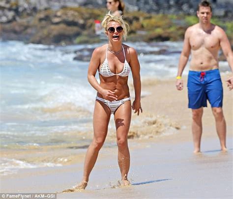 Britney Spears Sizzles In Tiny String Bikini In Hawaii Daily Mail Online