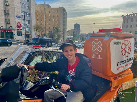 Former NBA Players Mark West and Eddie Johnson Visit United Hatzalah's