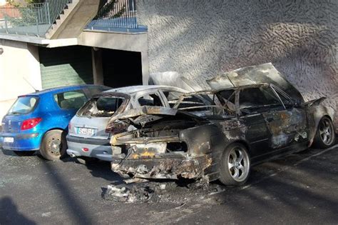 Deux Voitures Détruites Et Deux Endommagées Par Un Incendie Le Puy En