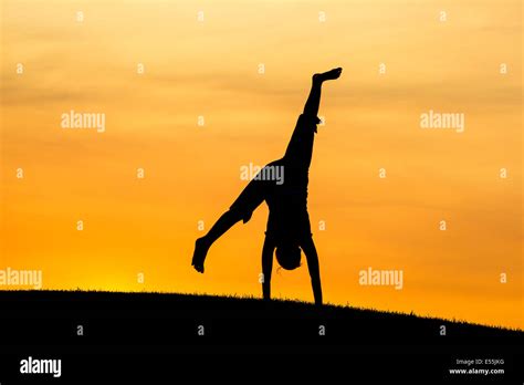 Female Cartwheel Hi Res Stock Photography And Images Alamy