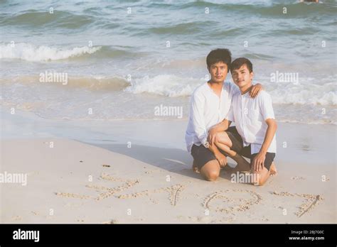 Jeune Couple Asiatique Gay Souriant Romantique Dessin Texte Amour Ensemble Sur Le Sable En