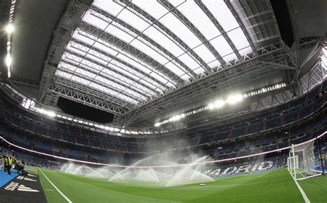 Vid O Limpressionnante Pelouse R Tractable Du Stade Bernabeu De