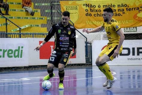 Jaraguá Futsal é derrotado pela Assoeva no primeiro jogo das oitavas de