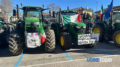 Con I Trattori In Piazza Per Protestare Contro L Europa