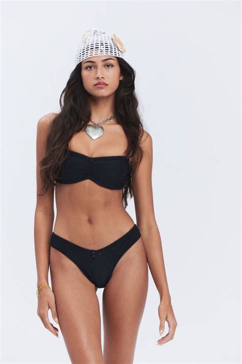 10 Hot Sexy Cleo C Bikini Pics